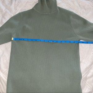 Medium turtleneck by Taylor Marks in great condition green